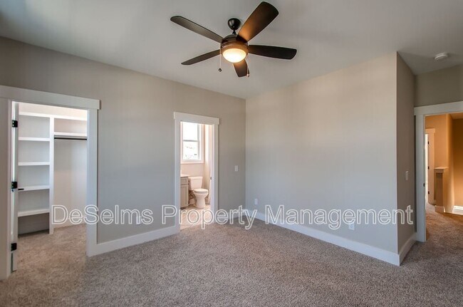 Building Photo - 2061 Oakwood Ave