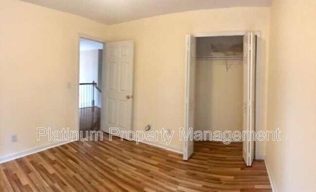 Building Photo - 3335 Woodside Ct