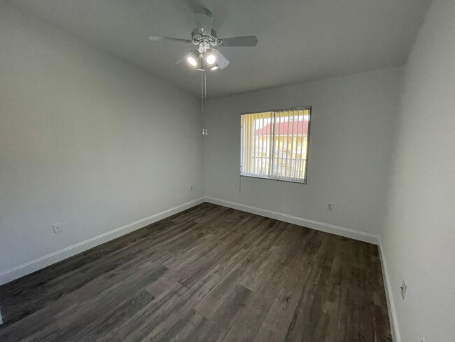 Building Photo - ANNUAL RENTAL - KEY ROYAL-2 BED 1 BATH THI...