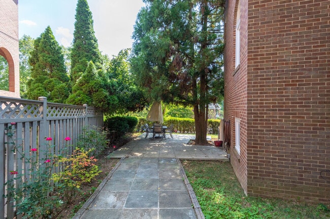 Building Photo - 4611 Charleston Terrace NW