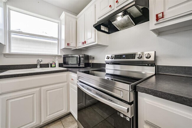 Building Photo - 7114 Sunrise Hill Ln
