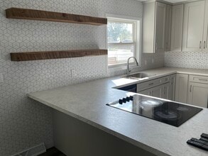 Building Photo - 414 Custer St