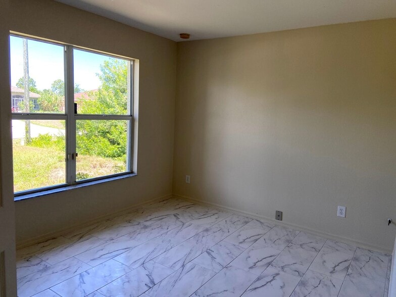 Building Photo - Available Now!!!. Huge 4 bedroom/Greenbriar Area.