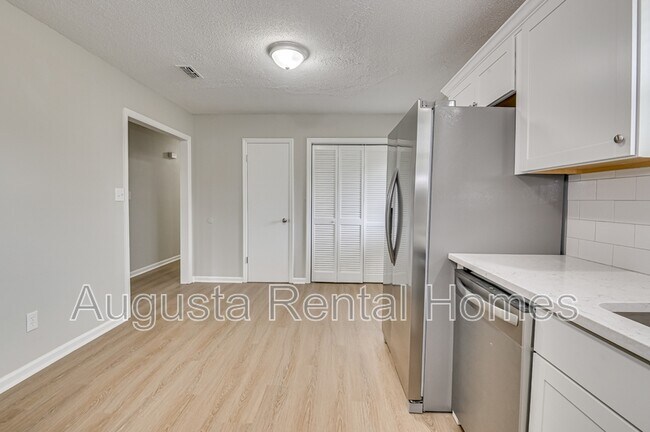 Building Photo - 208 Foxdale Dr