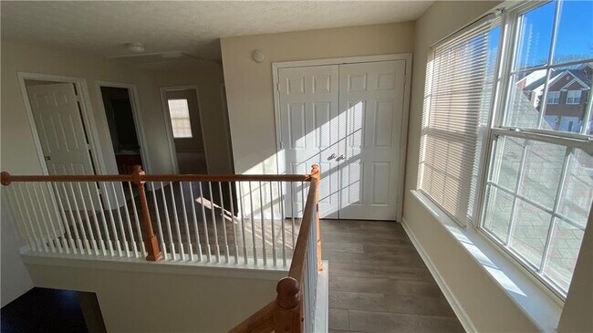 Building Photo - 986 Hawthorn Ln