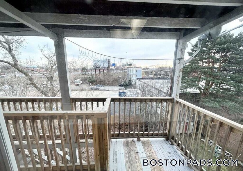Building Photo - 103 Buttonwood St