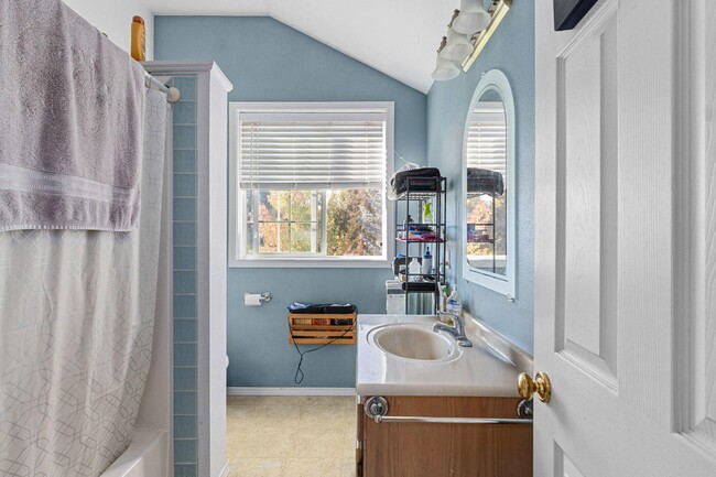 Building Photo - 1005 N 3rd St E