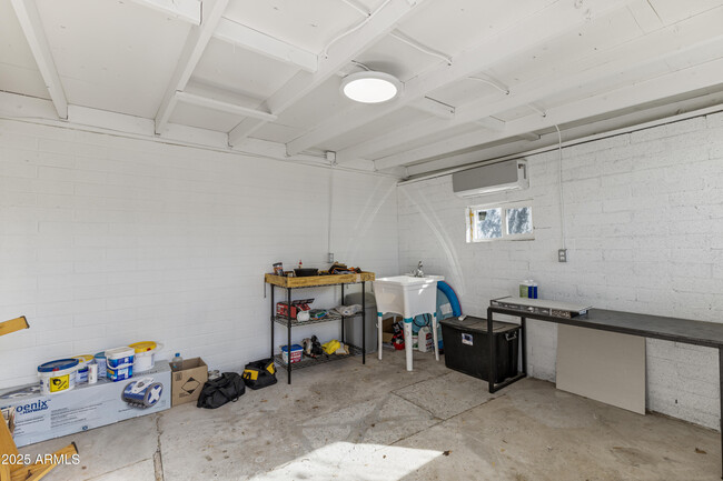 Building Photo - 718 W Vine Ave