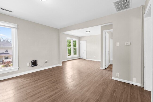 Interior Photo - 2321 Iowa St - Cedar Falls