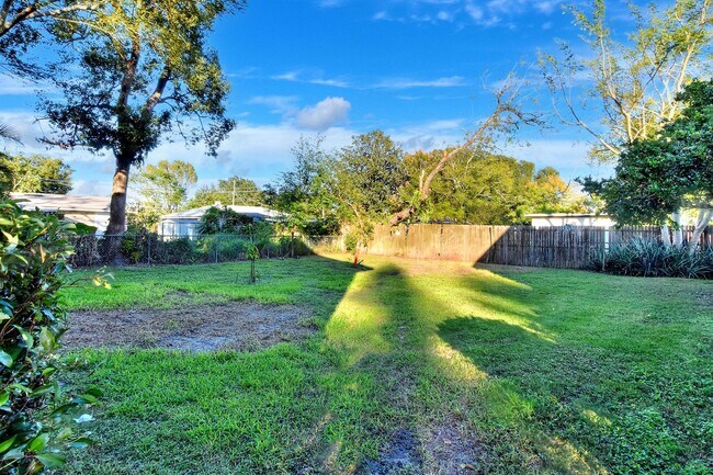 Building Photo - Two-Bedroom Townhouse near Park
