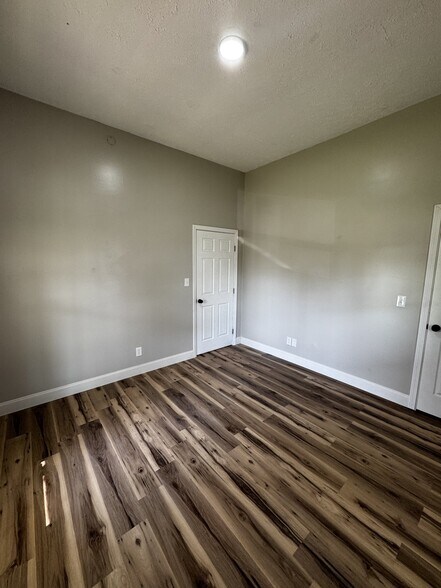 Building Photo - 118 Bank St