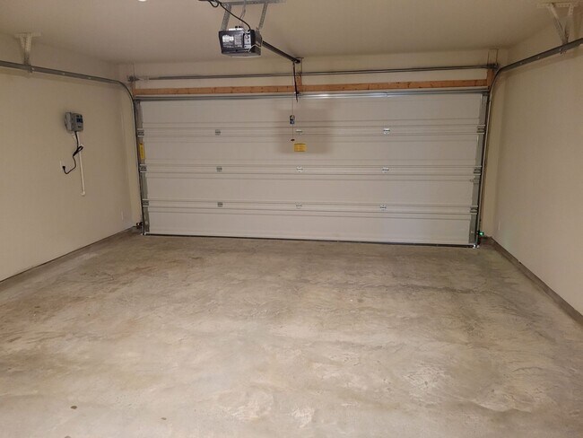 Building Photo - BEAUTIFUL YOWELL RANCH HOME!