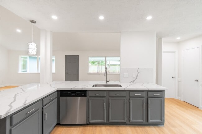 Building Photo - 15707 Amapola Dr
