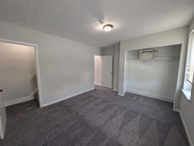 Building Photo - Large 2 Bed 1 Bath Townhome