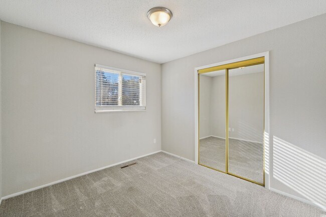 Building Photo - 4 Bed Beauty on West Side!