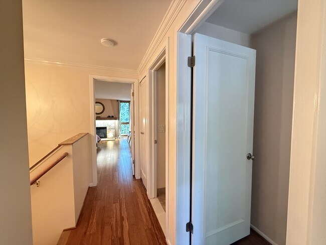 Building Photo - 772 Greenhills Dr