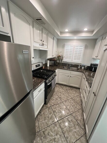 Building Photo - 9601 Sylmar Ave