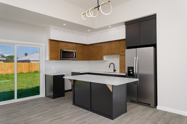 Building Photo - 2302 E Moore Rd