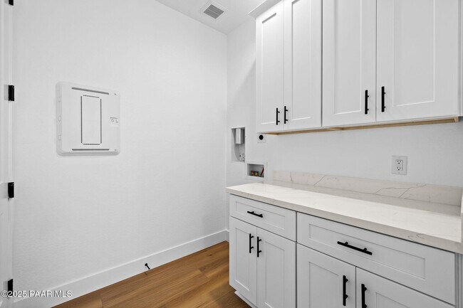 Building Photo - 5992 Finch Pl