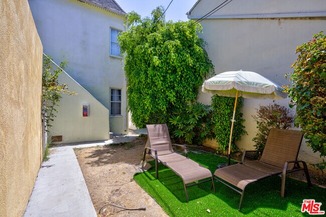 Building Photo - 203 S Doheny Dr