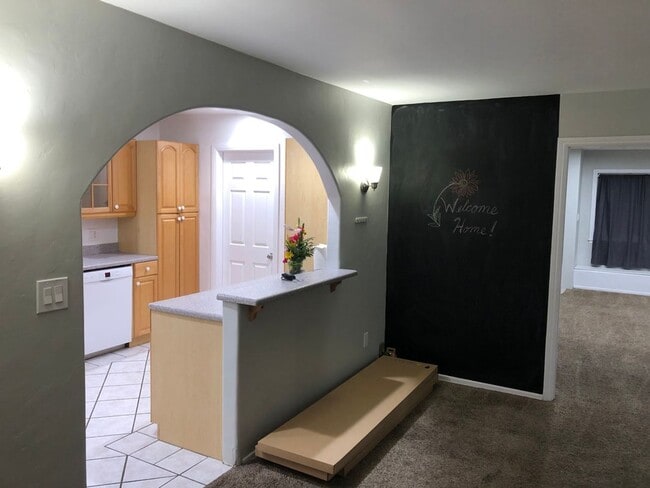 Building Photo - Great Views! Large 5 Bed 2 Bath House with a Quick Walk to Campus!!