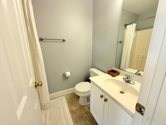 Building Photo - 607 Lake Forest Road