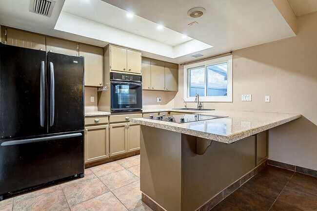Building Photo - Charming 3 bedroom townhome near everything!