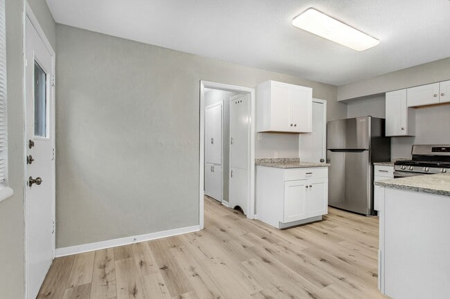 Building Photo - 1 Bedroom, 1 Bath Apartment in historic Munger Place!