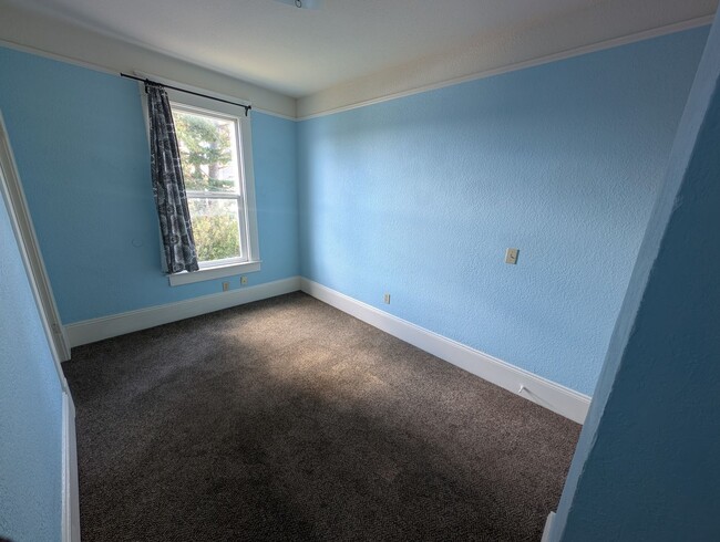 Building Photo - 3 Bedroom Bremerton Charmer with Stunning ...