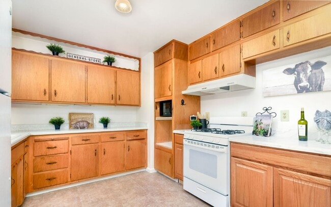 Building Photo - 3 Bedroom 1 Bathroom House Tucked in the T...