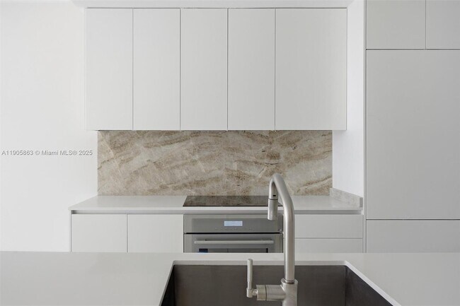 Building Photo - 700 NE 24th St