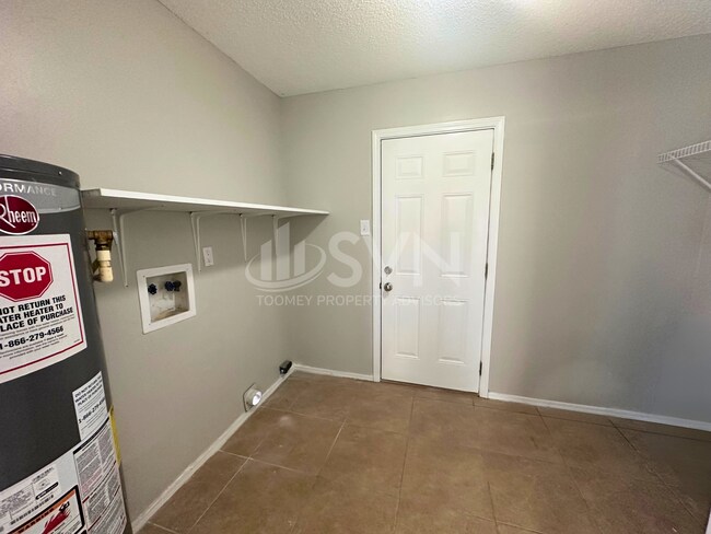 Building Photo - 9730 Trailwood Dr S