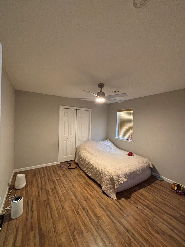 Building Photo - 2406 SW 16th St