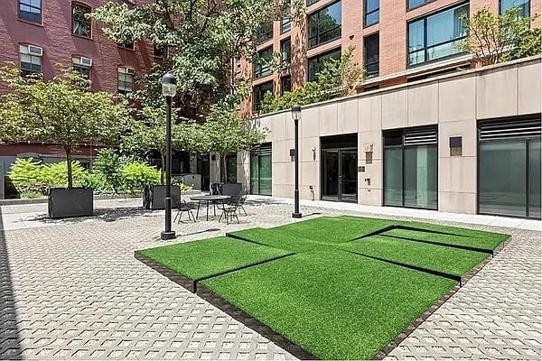 Building Photo - 540 W 28th St