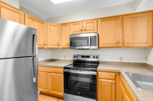 Building Photo - Charming First Floor Condo Available for Rent