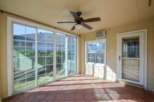 Building Photo - 12918 Hawthorne Shores Dr