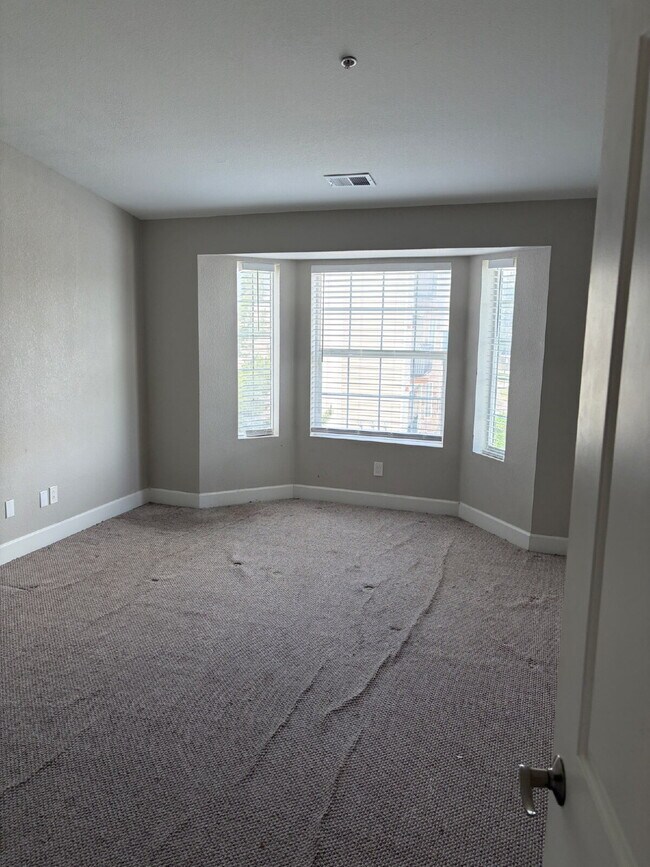 Building Photo - Reduced Rent-Top-Floor 3 Bed, 2 bath Condo with Scenic Views in Littleton!