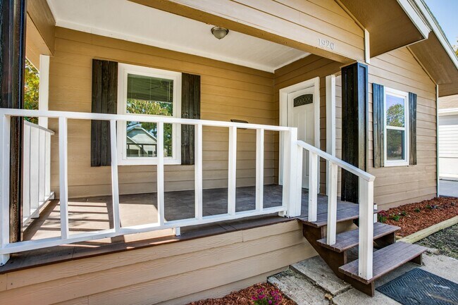 Building Photo - Single-Family Home Available!