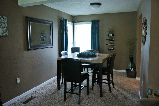 Building Photo - 2 Bedroom House!