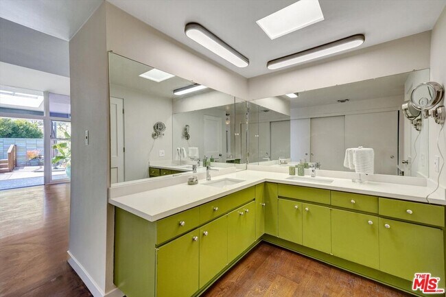 Building Photo - 2755 Carmar Dr