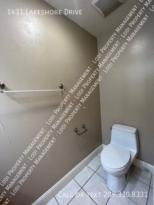Building Photo - 1431 Lakeshore Dr