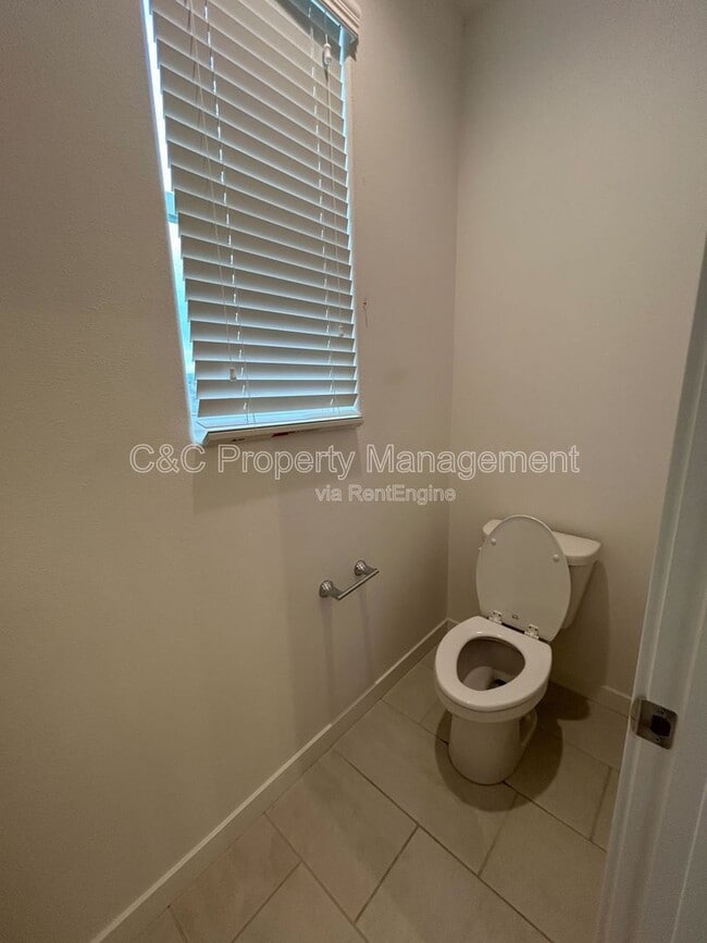 Building Photo - 711 Robert Ave