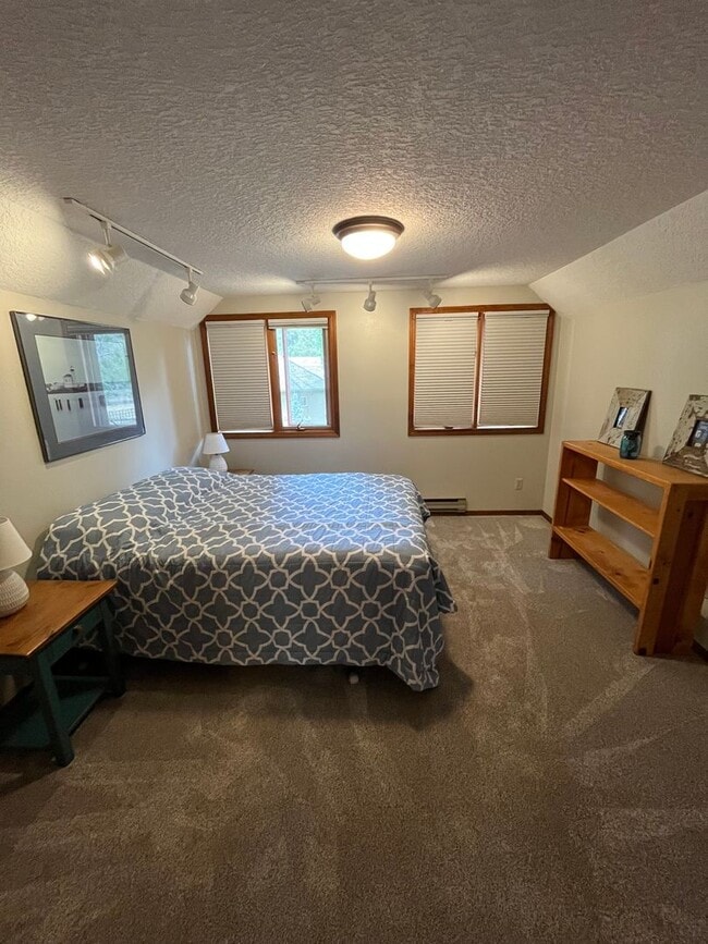 Building Photo - Quaint 1-bdr/1-bath private apartment with...