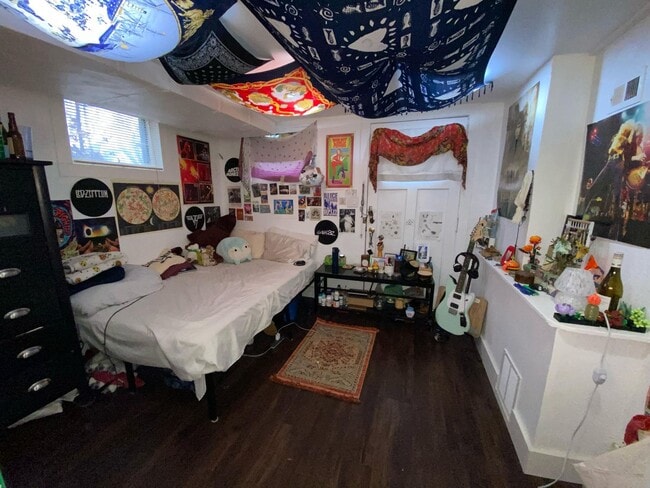 Building Photo - Aug 1st 2026/2027 Pre-leasing Close to 1.5 Blks to CSU & Old Town