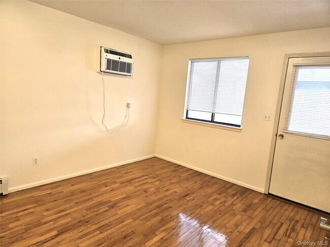 Building Photo - 90 Graywood Rd