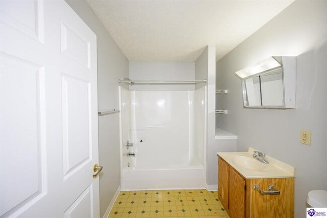 Building Photo - 623 Stewart St