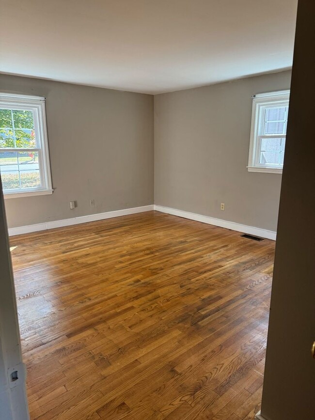 Building Photo - Updated Home with Parking in Radford