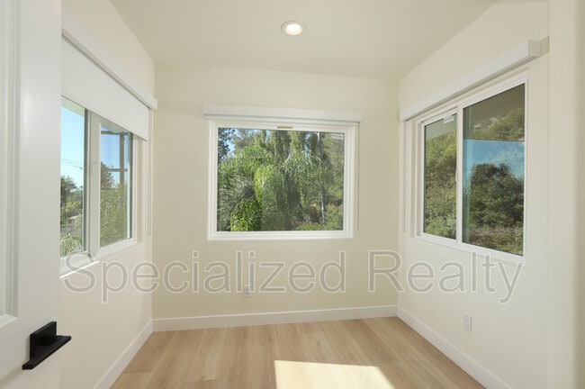 Building Photo - 1827 Hill Dr