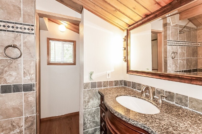 Building Photo - Charming Enatai Craftsman Near Lake Washington – 3BR/2BA- AVAILABLE NOW!