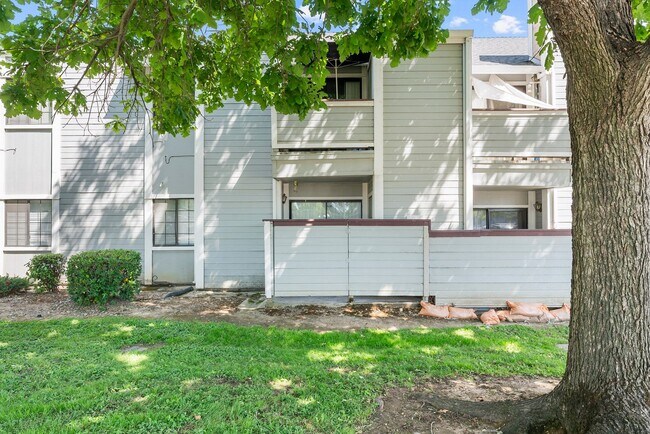 Building Photo - 2 Bedroom 2 Bathroom Condo in Citrus Heights